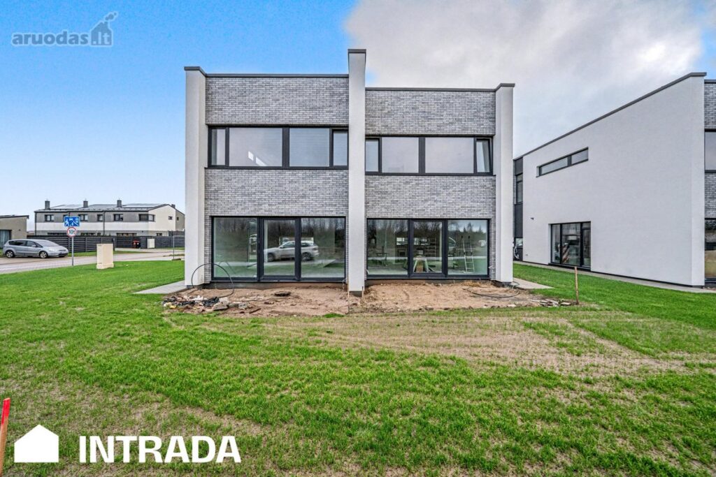 A+ KLASĖS KOTEDŽAS ŠEIMAI, VERTINANČIAI ERDVĘ, LOGIKĄ IR RAMYBĘ